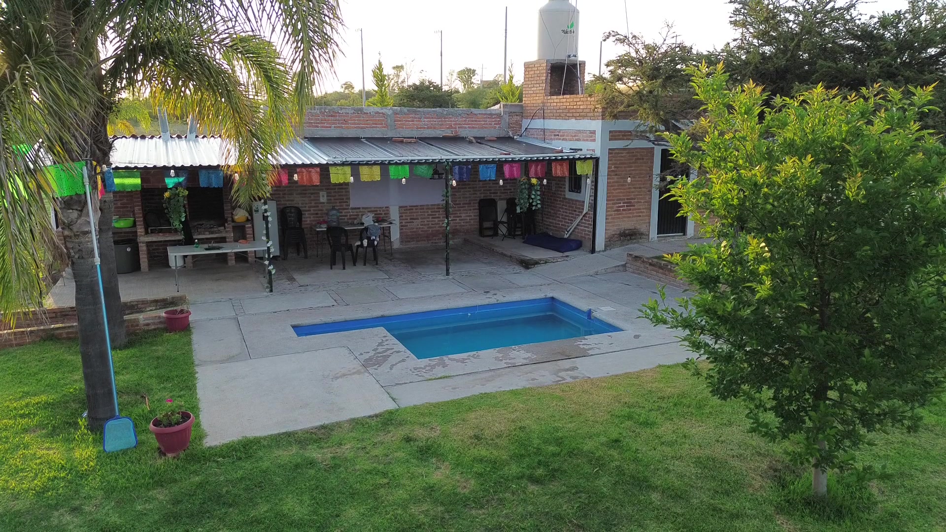 Alberca de Cabañas El Refugio en un día soleado